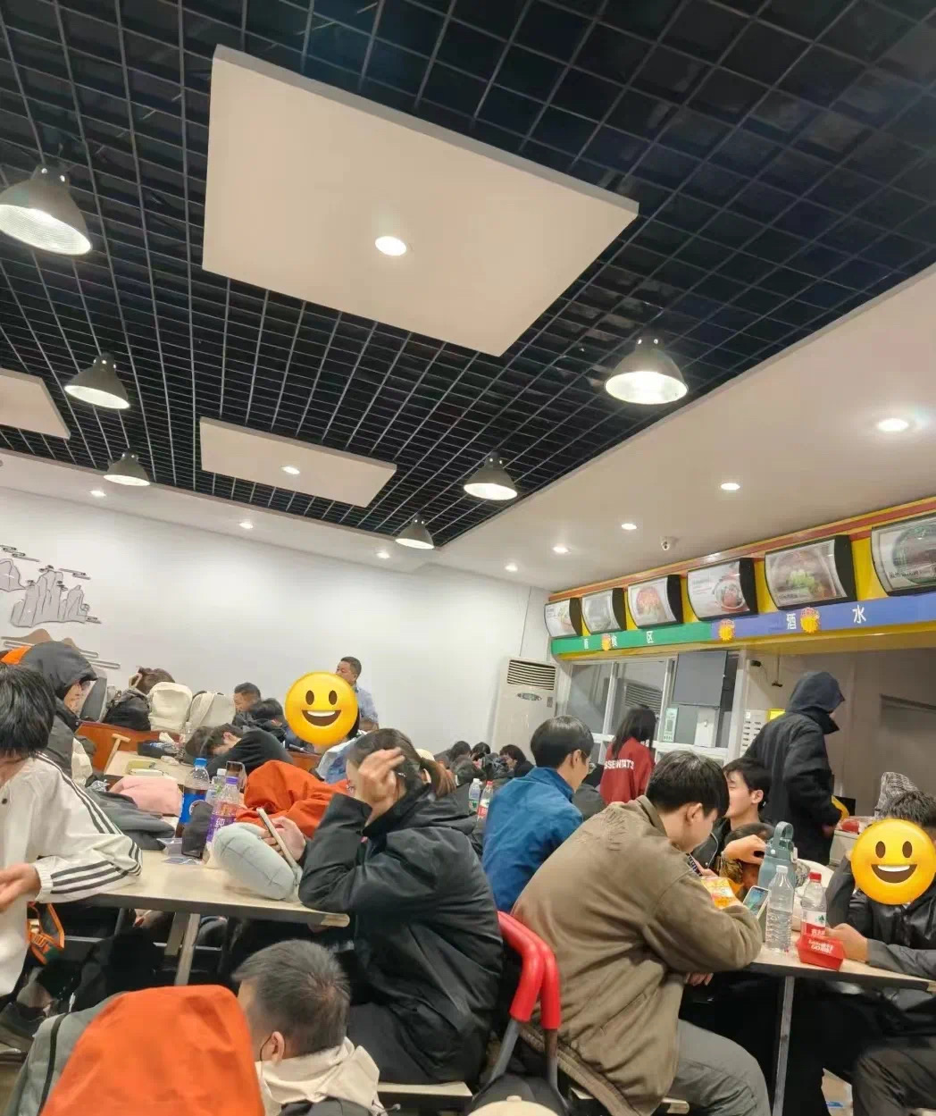 多名游客称挤在黄山厕所过夜,景区:不鼓励,会提供基本服务(图2) 4.jpg