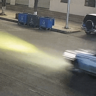 在警车里生了!孩子取名叫……(图1) 640.gif