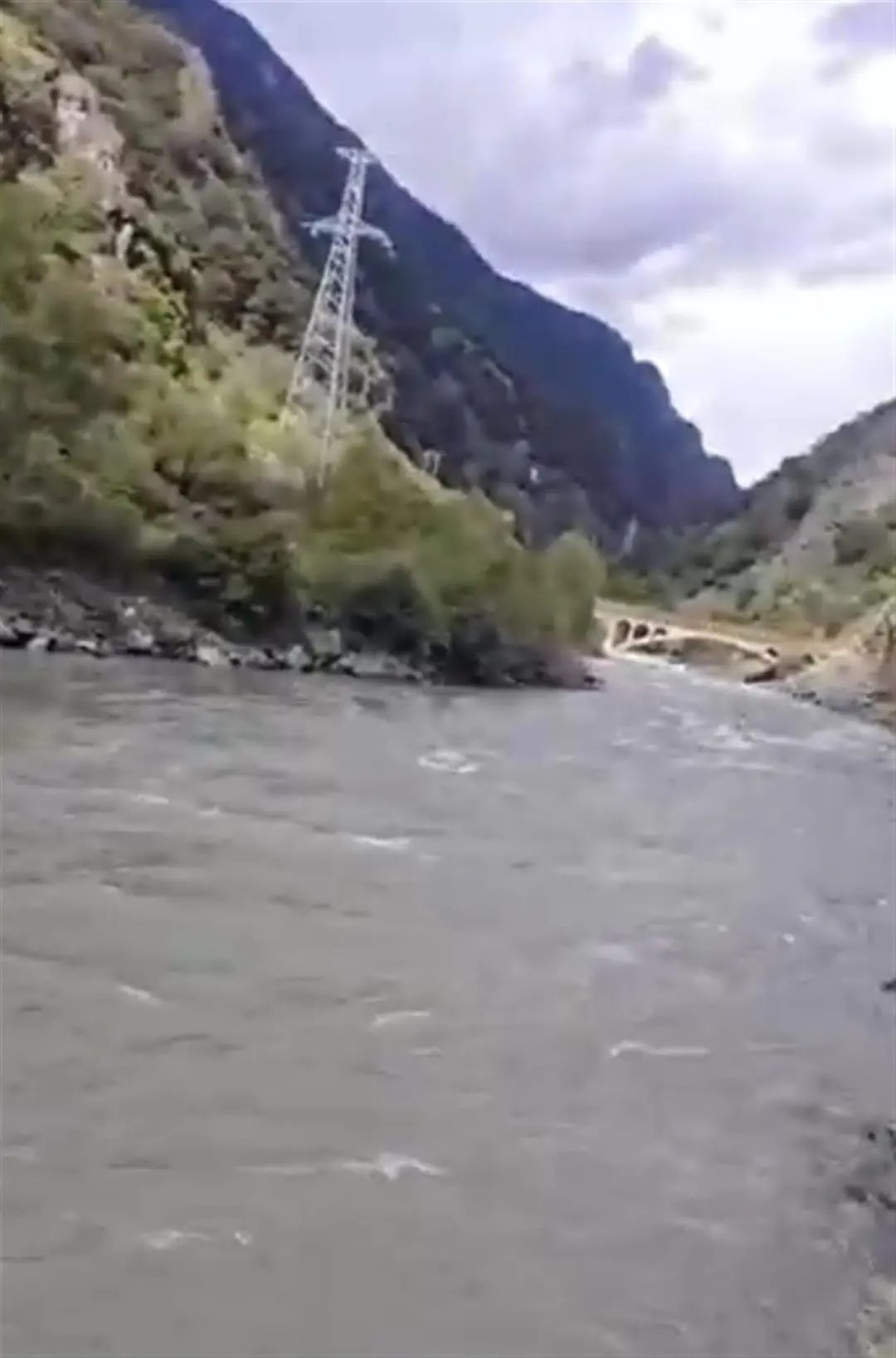 车辆坠河致6人失联,事发5天仍无音讯(图1) 640.jpg