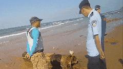 山东威海海上漂来不明物体,竟是……(图1) 640.gif