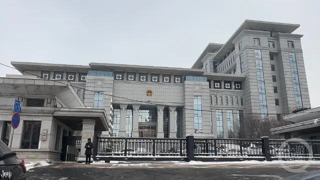 核准死刑!立即执行!男子高空扔8块砖2桶水致1死1伤(图1) 13.jpg