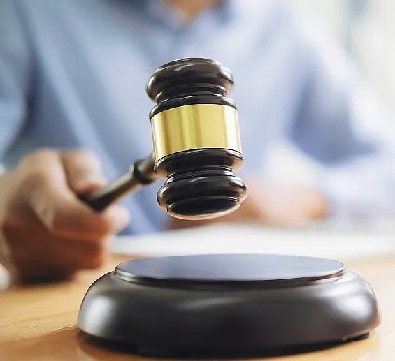 民警抓嫖时女子从空调外机坠亡,家属索赔68万!法院判了→(图1) 1.jpg