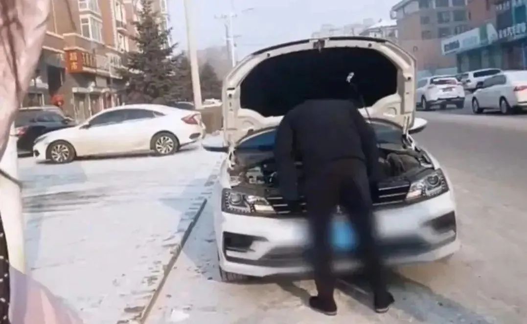 一对夫妻开车去民政局离婚的路上,车子连坏6次,妻子纳闷不解,网友:他低头了,给个台阶回家吧(图3) 一对夫妻开车去民政局离婚的路上,车子连坏6次,妻子纳闷不解,网友:他低头了,给个台阶回家吧(图3)