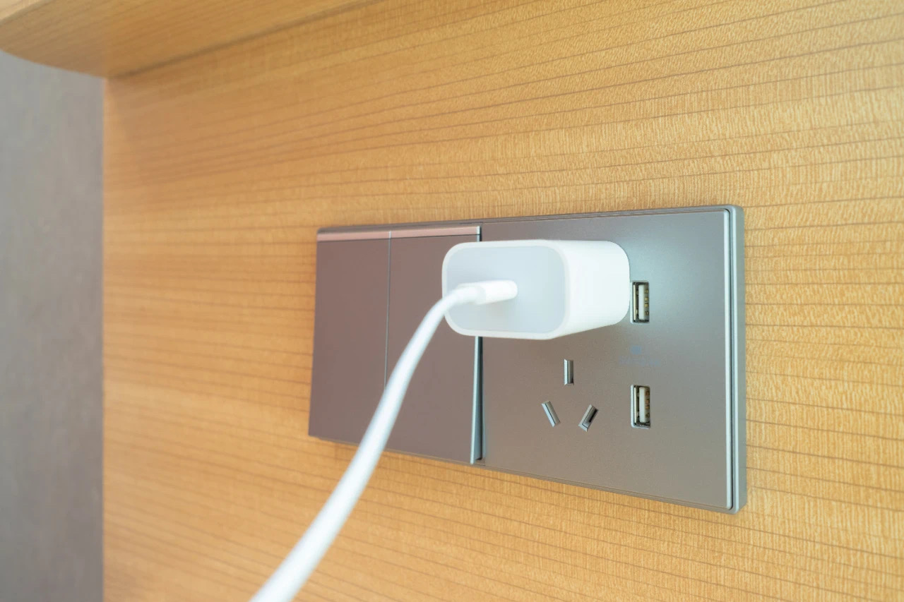 充电时,先插手机还是充电器?这几种充电方法,手机坏得快!(图3) 微信图片_20250103220123.jpg