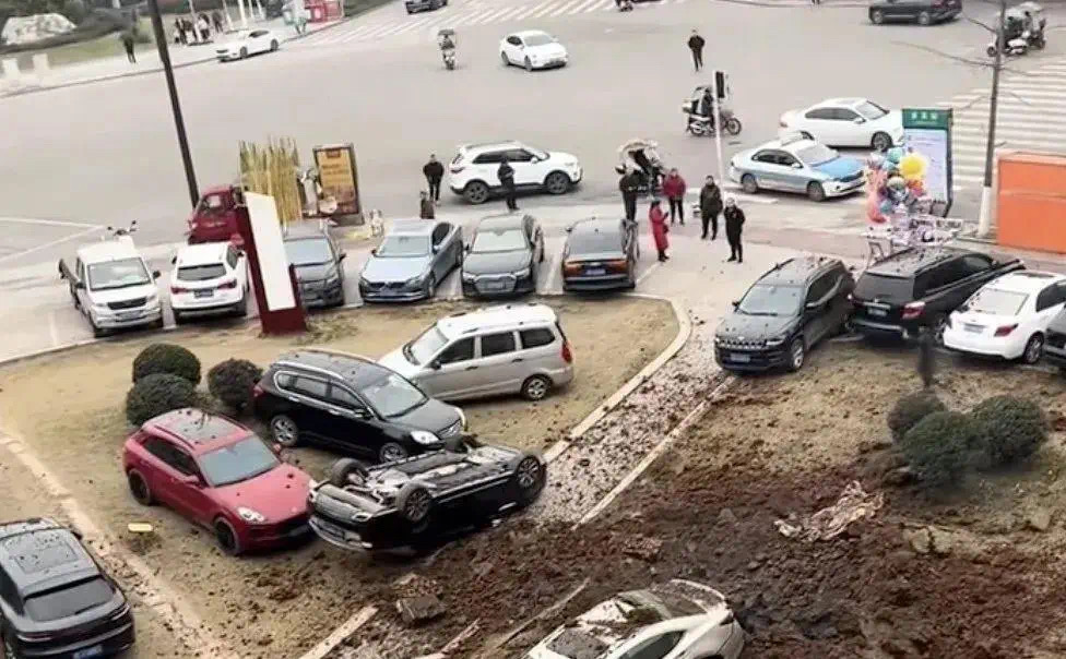 男孩扔鞭炮引爆沼气,要付天价赔偿?最新回应(图1) 微信图片_202502022219302.jpg