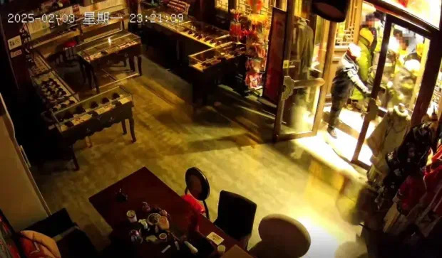 未彻夜亮灯,古城商铺被撬锁开灯?多方回应(图1) 微信图片_20250205215716.jpg