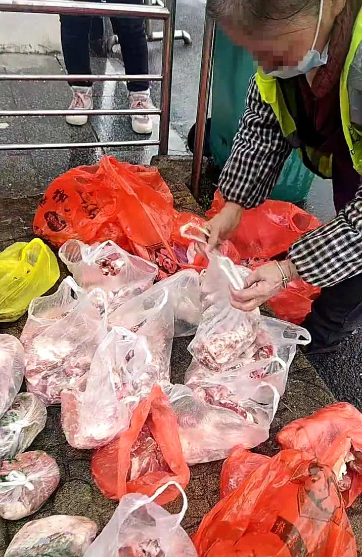 近百斤酥肉排骨被扔高速服务区,网友猜测是父母给的年货?管理方:被丢原因不明,无人认领已清理(图2) 微信图片_20250210222619.jpg