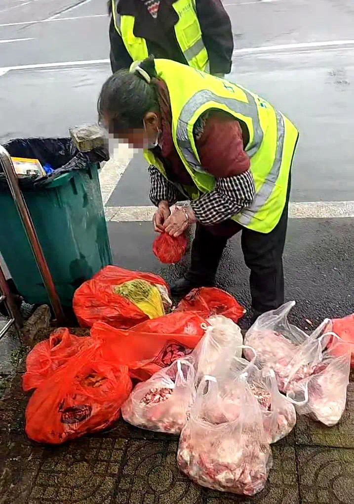 近百斤酥肉排骨被扔高速服务区,网友猜测是父母给的年货?管理方:被丢原因不明,无人认领已清理(图1) 微信图片_20250210222614.jpg