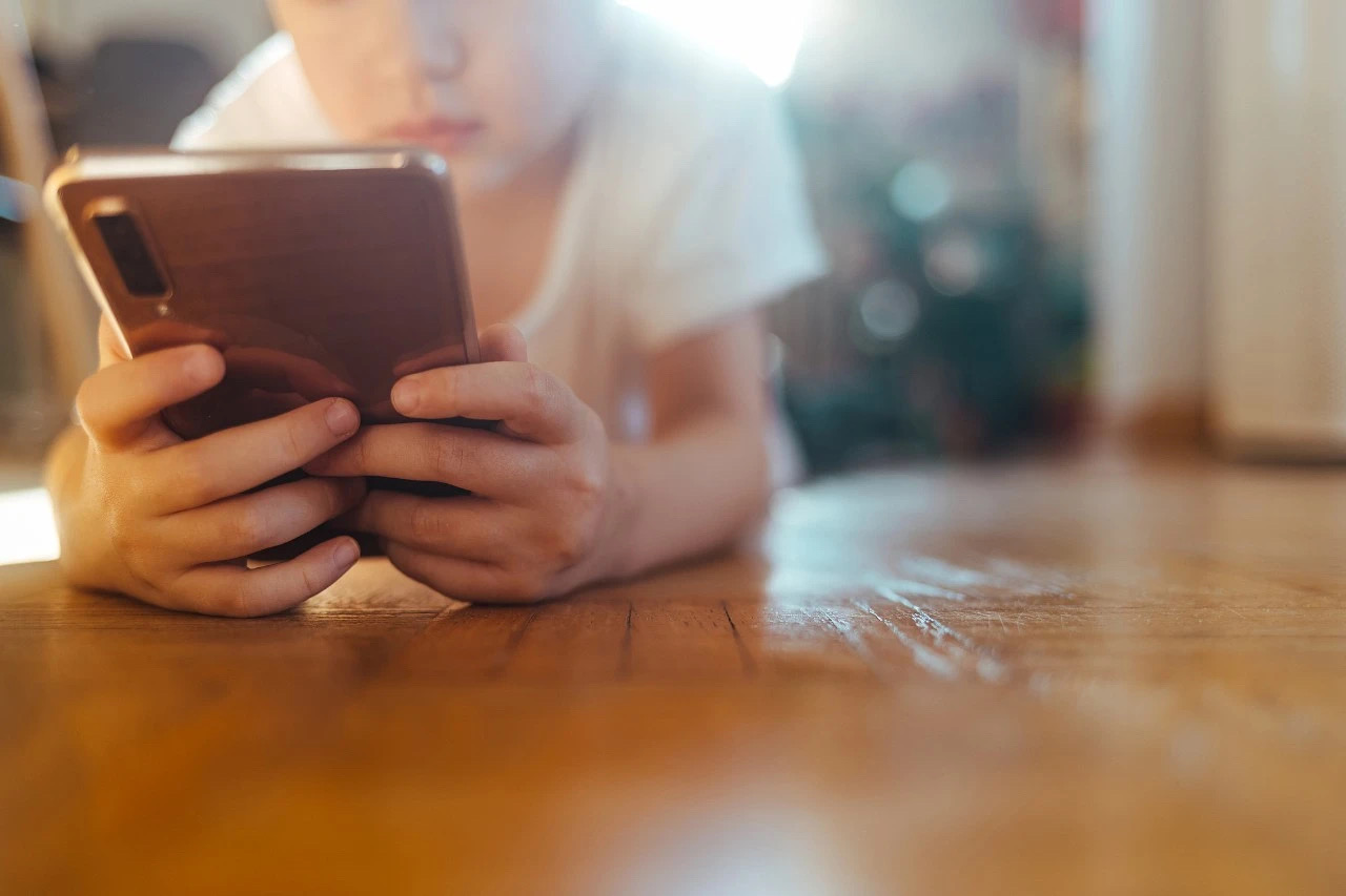 最便宜5元一条!谁在教未成年人拍“举牌”视频?(图7) 微信图片_202502162043221.jpg