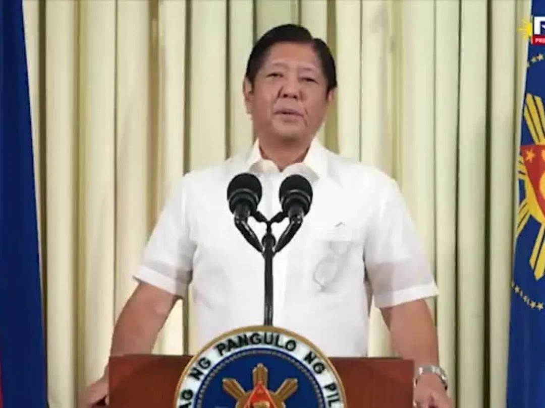 菲前总统老杜被强行送往荷兰海牙，小马总统连夜召开记者会通报(图2)