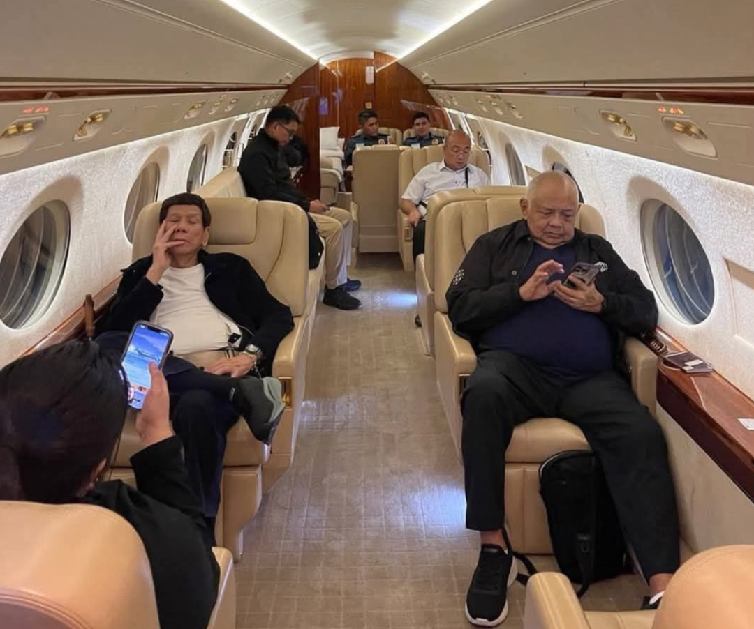 菲前总统老杜被强行送往荷兰海牙，小马总统连夜召开记者会通报(图1)