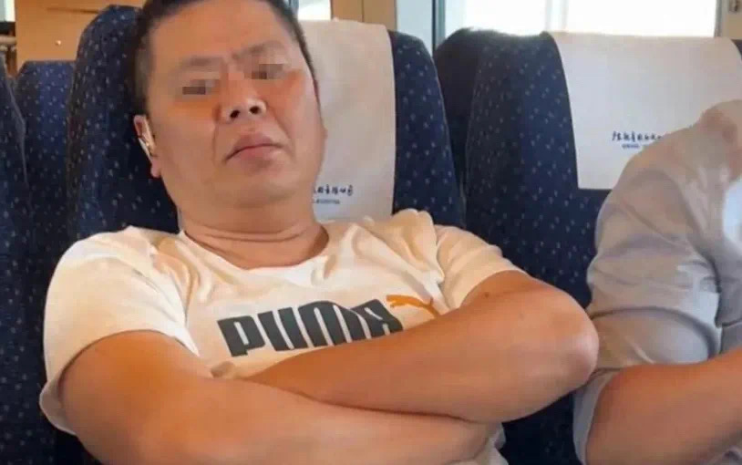 女孩高铁劝阻脱鞋男被打后续:男子被客户扒出,被拘后肠子悔青!(图1) 微信图片_20250330211319.jpg