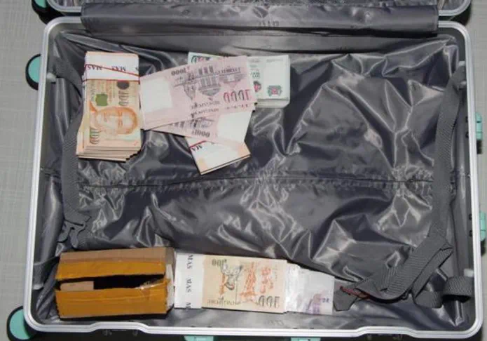 新加坡再现惊天诈骗洗钱案:百万豪车、近万赃款、4名中国人被取消居留权禁入境… 现场画面曝光!(图2) 微信图片_20250401220054.png