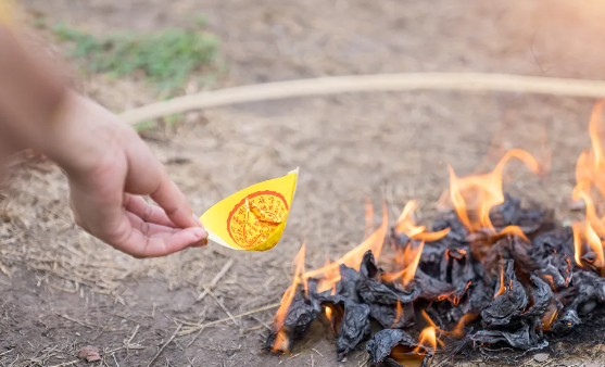 豪车、手机、名烟名酒……“新潮纸扎祭品”热销背后(图2) 豪车、手机、名烟名酒……“新潮纸扎祭品”热销背后(图2)