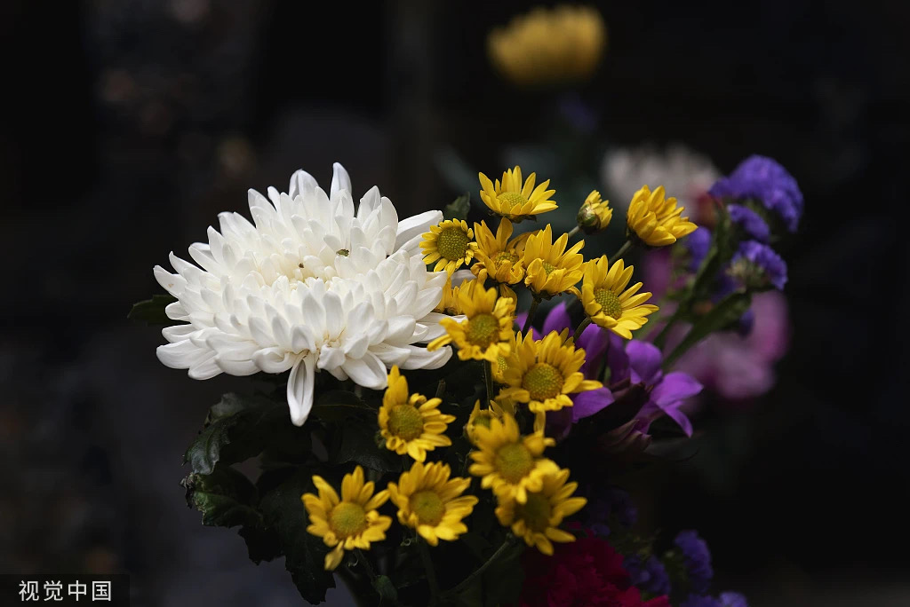 豪车、手机、名烟名酒……“新潮纸扎祭品”热销背后(图1) 1.jpg