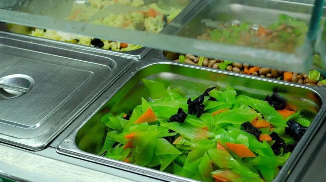 食材供货商是校长亲弟弟,校园餐如何能让人放心?(图2) 食材供货商是校长亲弟弟,校园餐如何能让人放心?(图2)