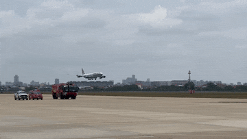 高清大图 | 习近平访问柬埔寨精彩图集(图1) 640.gif