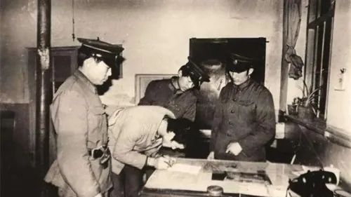 1966年,人民大会堂意外遭袭,子弹直接射穿玻璃,凶手到底是谁?(图3) 图片