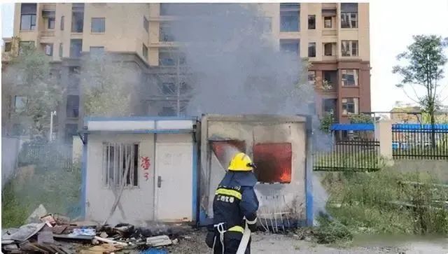 瞬间爆炸,家被烧光!看完想立刻回家拔插头……(图2) 图片