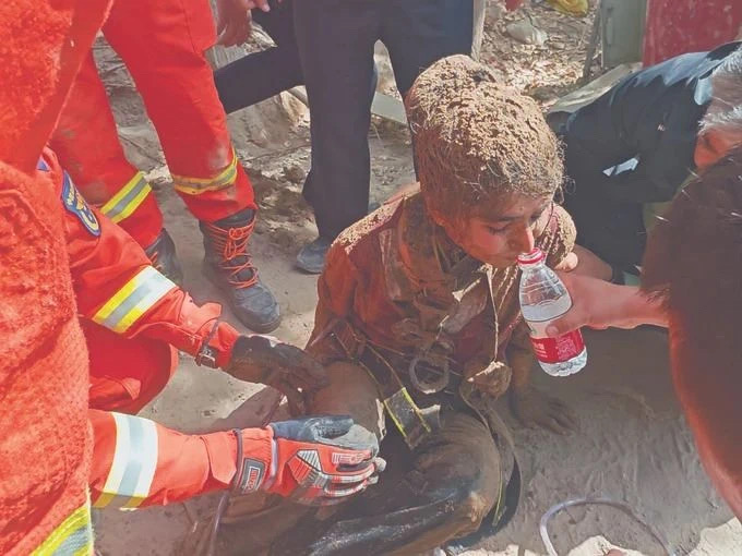 下井救人女辅警,破格晋升(图3) 01.jpg