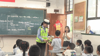 男孩“霸气”对交警承诺:“报我名字,领100个包子!”(图4) 图片