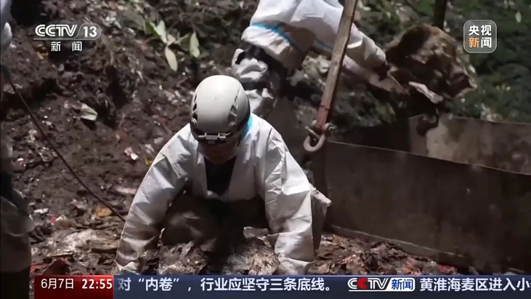 威胁“来天坑拍照就给我打”,村支书卢志富被停职(图4) 图片