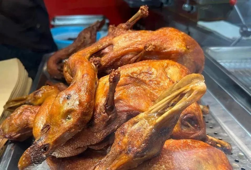 为什么一只活鸭上百元,一只烤鸭只要25元?(图1) 图片