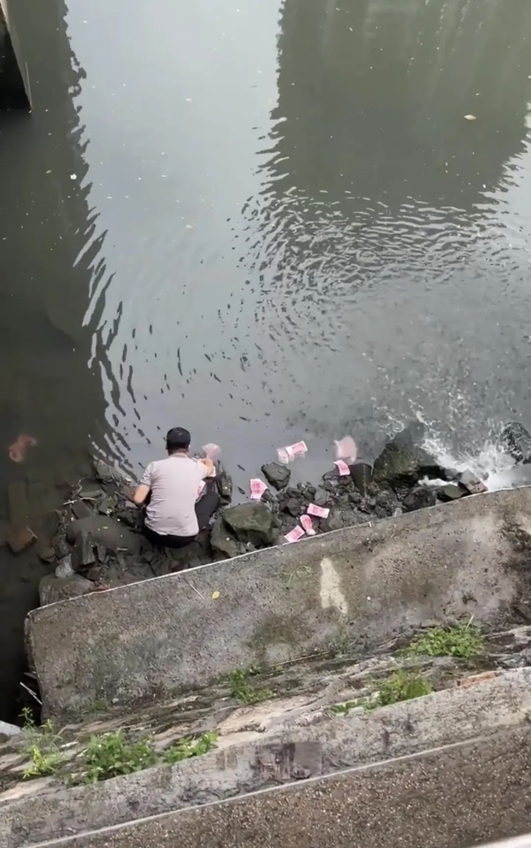 深圳一河道惊现大量钞票,男子将其捡走,警方介入(图1) IMG_2727(20250613-102906).jpg