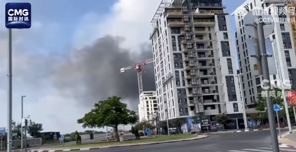 以军:打死伊朗最高军事指挥官!伊朗有店铺“水和手纸被抢购一空”,大量民众排队离境!中方正组织撤离中国公民(图6) 图片