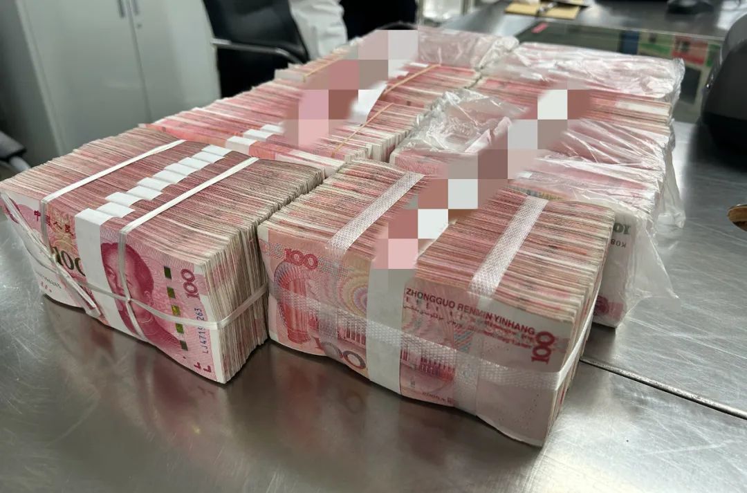 出境旅客在背包携带未申报人民币75万,被海关查获(图1) 图片