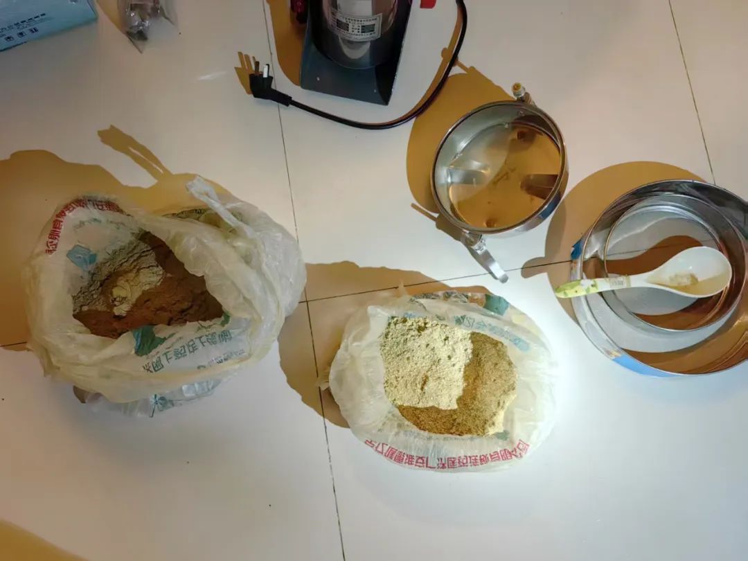 包治“牛皮癣”的神药来自地下车库!木匠自制“神药”致多人受害获刑(图2) 包治“牛皮癣”的神药来自地下车库!木匠自制“神药”致多人受害获刑(图2)