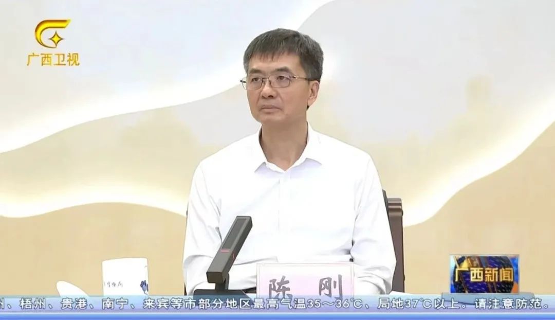 倒查十年、从严从重！陈刚：发现一个查处一个，决不手软 图片图片编辑丨董鑫 据《广西日报》报道，为深入学习贯彻习近平生态文明思想和习近平总书记对我区生态环境保护重要指示精神，7月8日下午，广西壮族自治区党委书记、自治区人大常委会主任陈刚在深入河池市南丹县开展蹲点调研前，先后到自治区自然资源厅、生态环境厅调研，了解全区有色金属及关键金属资源分布、产业发展和涉重金属污染整体情况，研究部署推进广西涉重金属(图1)