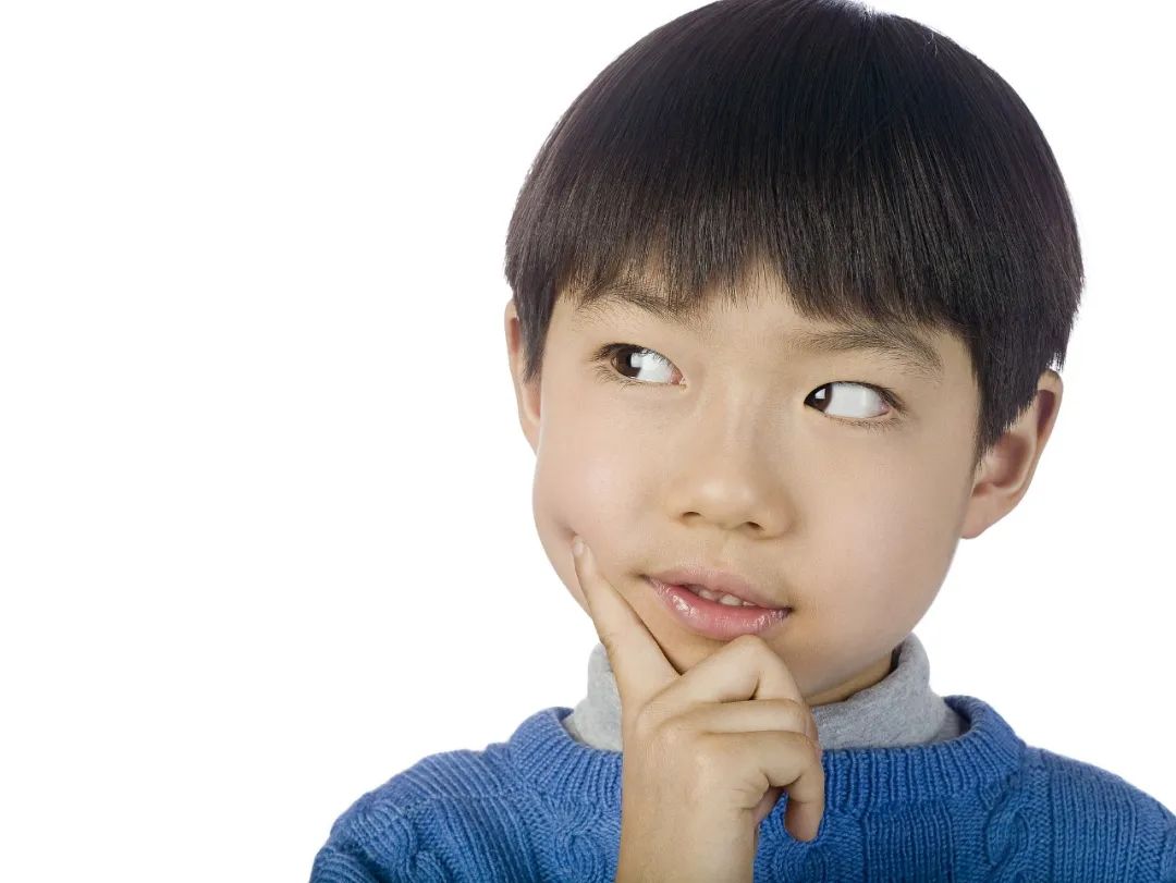 10岁男孩暑假猛刷手机成“斗鸡眼”,这个坏习惯要不得(图2) 10岁男孩暑假猛刷手机成“斗鸡眼”,这个坏习惯要不得(图2)