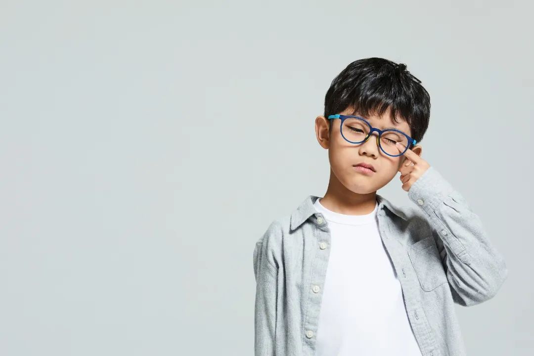 10岁男孩暑假猛刷手机成“斗鸡眼”,这个坏习惯要不得(图3) 10岁男孩暑假猛刷手机成“斗鸡眼”,这个坏习惯要不得(图3)