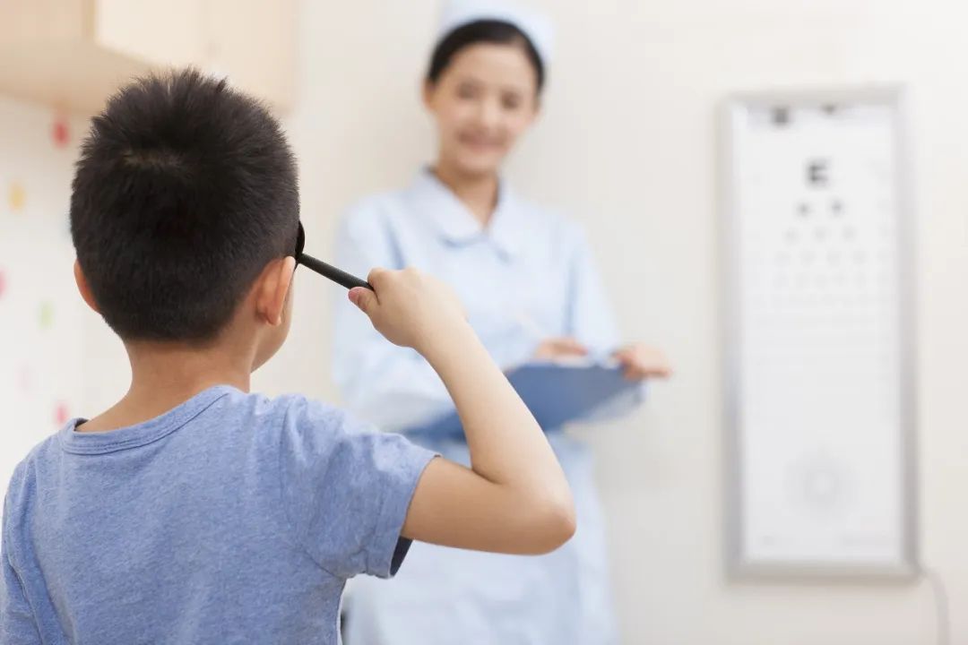 10岁男孩暑假猛刷手机成“斗鸡眼”,这个坏习惯要不得(图4) 10岁男孩暑假猛刷手机成“斗鸡眼”,这个坏习惯要不得(图4)