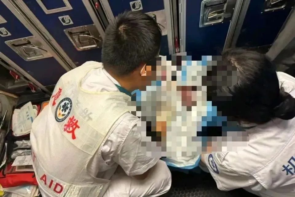 16岁女孩飞机上产下婴儿,多方回应(图3) 图片