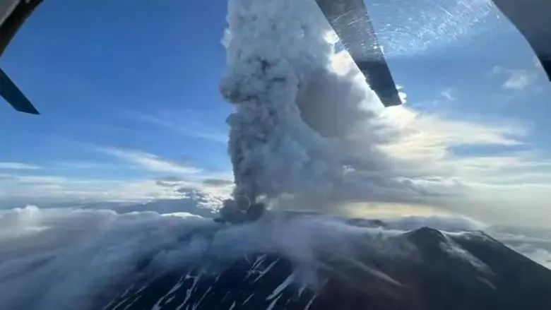 俄罗斯8.7级强震后，已休眠超520年火山喷发，美卫星照片曝光：俄核潜艇基地受损，出现明显弯曲和位移