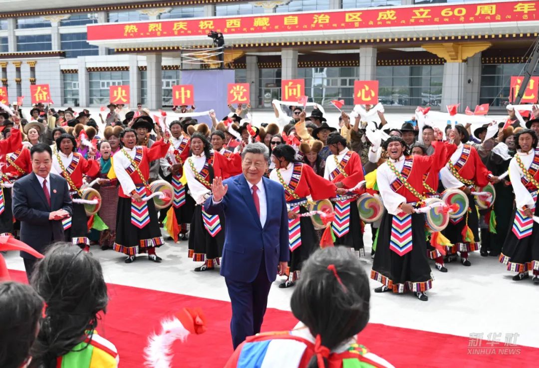 习近平离开西藏返回北京(图2) 习近平离开西藏返回北京(图2)