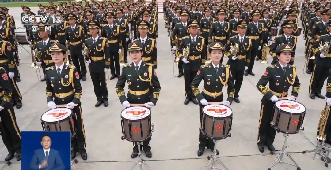 直击九三阅兵训练场,军乐团设14个排面,前排80名礼号手:20名女鼓手站第一排,继新中国成立70周年阅兵后再次亮相(图2) 图片
