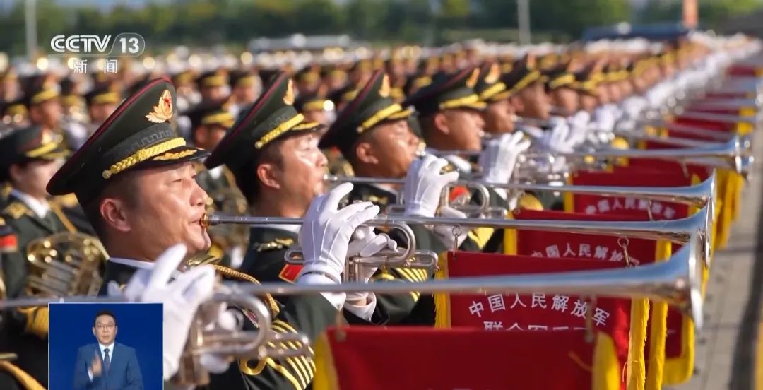 直击九三阅兵训练场,军乐团设14个排面,前排80名礼号手:20名女鼓手站第一排,继新中国成立70周年阅兵后再次亮相(图4) 图片