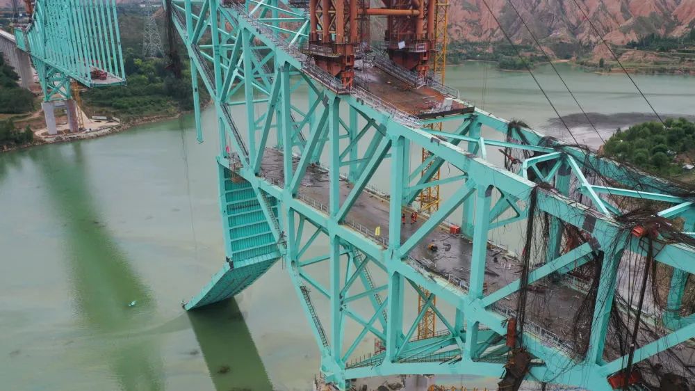 川青铁路尖扎黄河特大桥施工绳索断裂事故已致10人死亡、4人失联,2人在塔架尚无法确认生命体征(图1) 图片