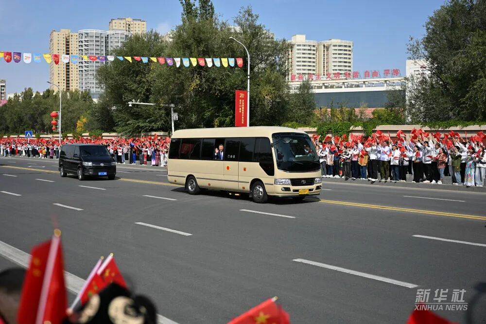 习近平率中央代表团抵达乌鲁木齐出席新疆维吾尔自治区成立70周年庆祝活动(图7) 习近平率中央代表团抵达乌鲁木齐出席新疆维吾尔自治区成立70周年庆祝活动(图7)