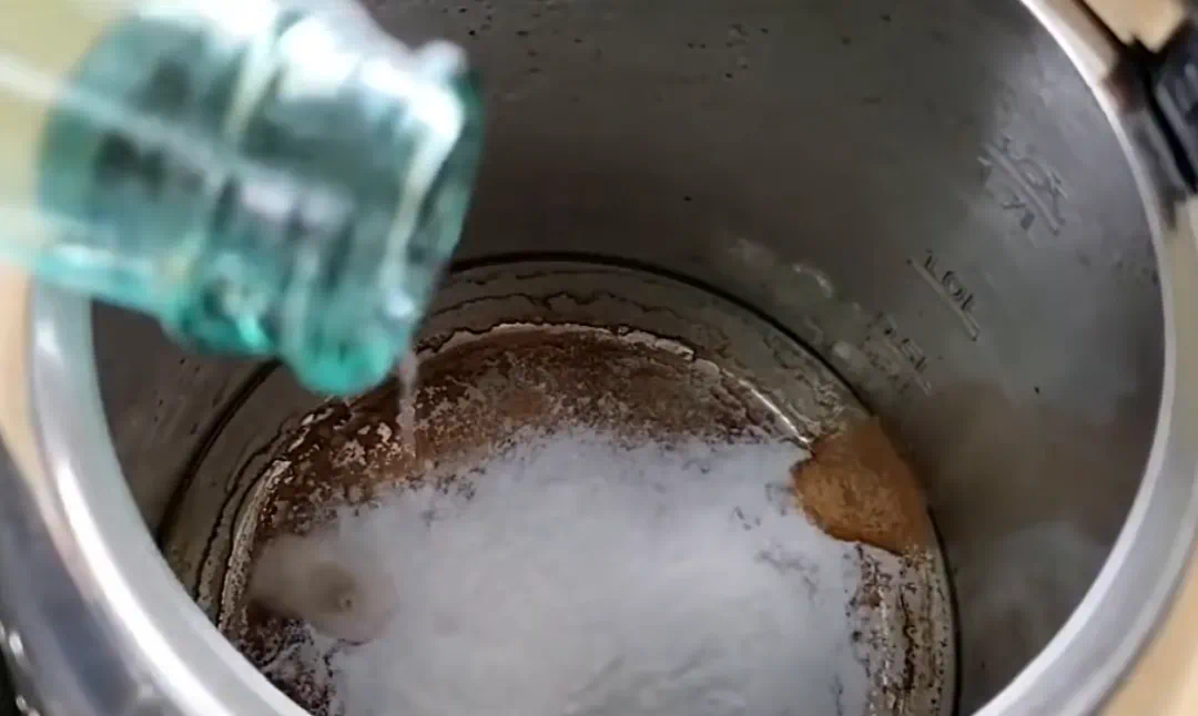 瞬间爆炸,女子脸部被严重烫伤!网友:这个“小妙招”我也差点信了(图4) 5a.png