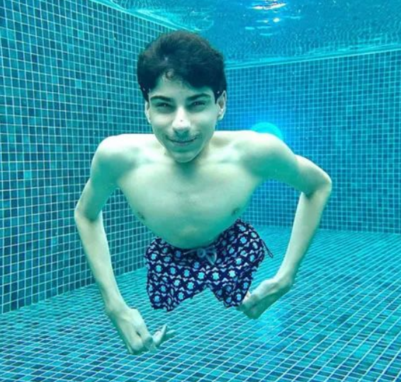 世界杯开幕式上的“半身男孩”是谁?(图20) 39.png