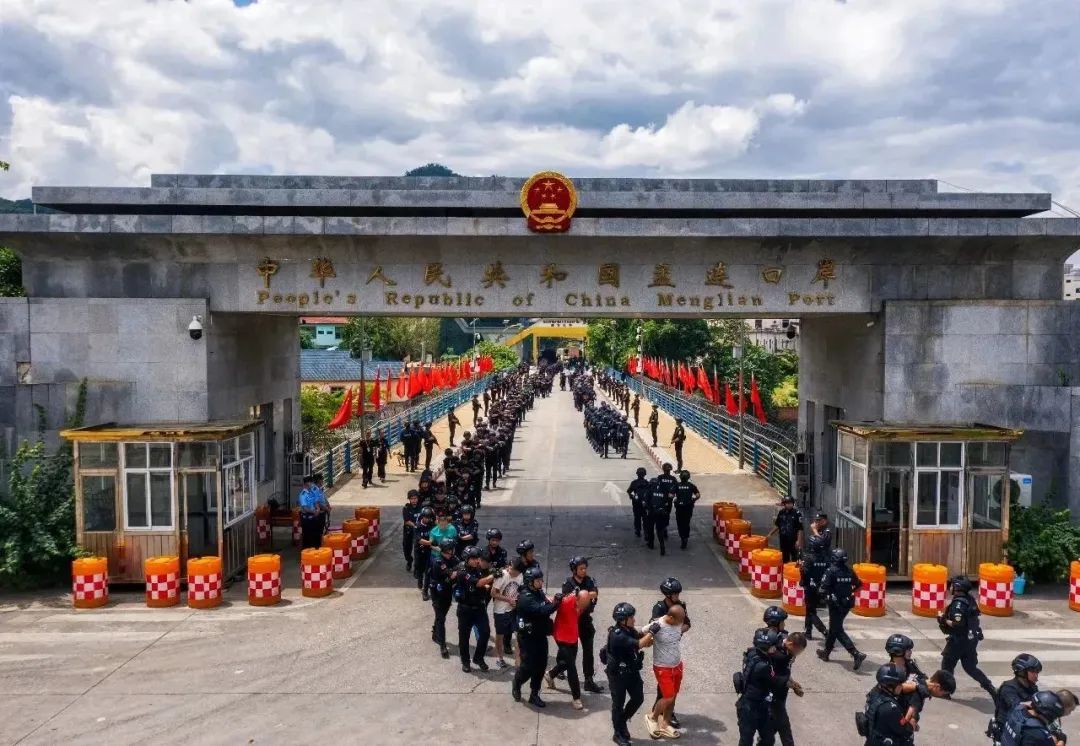 1207名缅北涉我电信网络诈骗犯罪嫌疑人移交我方(图1) 8.jpg